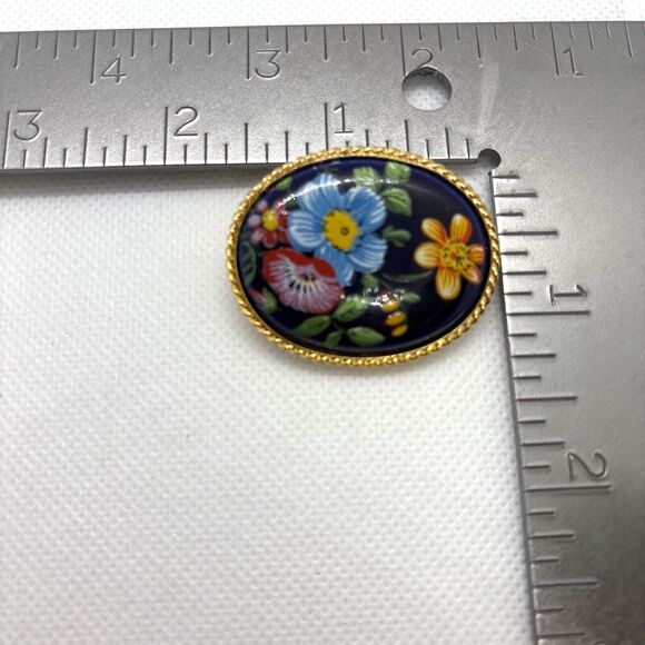 Vintage Black Floral Cameo Style Transferred Floral Design Pin Brooch Gold Tone - Picture 6 of 7